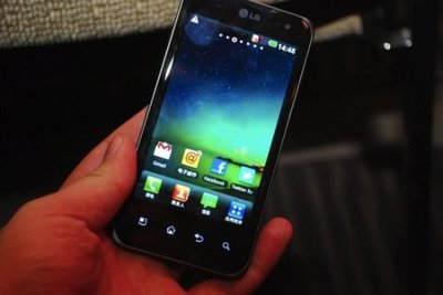 LG发布旗下首款双核智能手机Optimus 2X